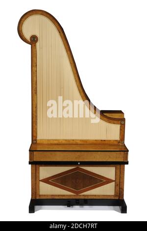 giraffe piano, C. Muller Factory a Vienna, 1815, palissandro, avorio, acero, rame, seta, olmo, mogano, lana, incollato, Generale: 234 x 119 x 54cm 2340 x 1190 x 540mm, pianoforte grande con cassa verticale a corda, modello di giraffa in stile Impero. La tappezzeria pieghettata della scatola a corda è realizzata in seta artificiale beige e fissata con un nastro di cotone. Il pannello anteriore è separato dalla custodia ed è fissato da due perni. Una striscia di tessuto in feltro blu viene intessuta attraverso le corde. La custodia a corda ha una voluta a forma di S e quattro rosette di rame, tre sugli angoli e la quarta nell'arricciatura. Sul Foto Stock