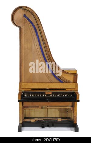 giraffe piano, C. Muller Factory a Vienna, 1815, palissandro, avorio, acero, rame, seta, olmo, mogano, lana, incollato, Generale: 234 x 119 x 54cm 2340 x 1190 x 540mm, pianoforte grande con cassa verticale a corda, modello di giraffa in stile Impero. La tappezzeria pieghettata della scatola a corda è realizzata in seta artificiale beige e fissata con un nastro di cotone. Il pannello anteriore è separato dalla custodia ed è fissato da due perni. Una striscia di tessuto in feltro blu viene intessuta attraverso le corde. La custodia a corda ha una voluta a forma di S e quattro rosette di rame, tre sugli angoli e la quarta nell'arricciatura. Sul Foto Stock