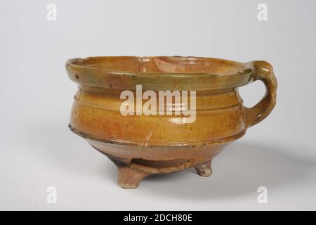 Uva, Anonymous, prima metà 17 ° secolo, smalto di piombo, terracotta, Generale: 9.9 x 18.3 x 16.1cm 99 x 183 x 161mm, uva di terracotta cotta rossa, coperta con uno smalto di piombo parzialmente verde-giallo. L'uva ha un corpo a conchiglia su tre gambe, con un bordo di bocca rivolto verso l'esterno e un orecchio. Restaurata, mancano tre barili, scritti in fondo: Leiden Houtstraat 3, 1979 Foto Stock