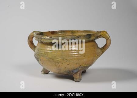 Uva, Anonimo, ultimo quarto del 16 ° secolo, glassa di piombo, terracotta, 12 x 18,2 cm bocca, uva con tre gambe e due orecchie di terracotta rossa cotto, smaltata con glassa di piombo giallo e verde. Il fondo è scritto in inchiostro 1964 LOKHORST LEIDEN No. 7 Vs., 1972 Foto Stock