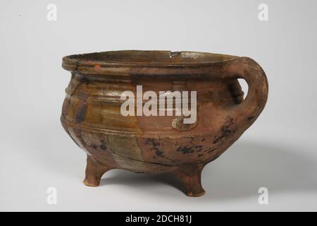 Uva, Anonymous, seconda metà del 16 ° secolo, glassa di piombo, terracotta, Generale: 15 x 24.2 x 21.5cm 150 x 242 x 215mm, uva di terracotta rossa cotto coperto con smalto di piombo. Lo smalto si trova principalmente all'interno. L'uva ha una forma attorcigliata convessa decorata con creste e un bordo svasato e ha un orecchio, 1913 Foto Stock