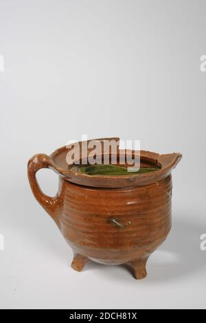 Uva, Anonimo, prima metà 17 ° secolo, glassa di piombo, terracotta, Generale: 15 x 18.3 x 16.2cm 150 x 183 x 162mm, un'uva di terracotta rossa cotto con un beccuccio di versamento, tre gambe e un orecchio. L'esterno è dotato di smalto trasparente al piombo e all'interno di smalto verde al piombo. L'uva ha una forma cilindrica scanalata e un bordo sporgente. L'orecchio è schiacciato dall'alto. In fondo è scritto; Leiden Houtstr. 3, 1979 Foto Stock