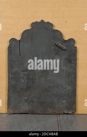 Fireback, Anonimo, XVII secolo, cast, Generale: 81.5 x 59cm 815 x 590mm, Iron firewback raffigurante l'Annunciazione a Maria. Sulla destra è raffigurata Maria, con l'angelo in piedi davanti a lei. L'angelo sta tenendo un ramo con fiori o foglie, angelo, maria Foto Stock