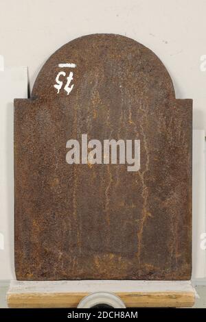 Fireback, Anonimo, 17 ° secolo, cast, Generale: 83 x 59.5 x 1cm 830 x 595 x 10mm, angelo, Iron Fireback raffigurante due angeli che reggono una corona. Il piano cottura è rettangolare, con una parte superiore semicircolare. Sul retro è scritto 75, 1935 Foto Stock