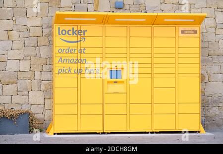 Londra, Inghilterra, Regno Unito, 11 novembre 2020: Spedizione Amazon armadietto giallo contenitore di raccolta Foto Stock