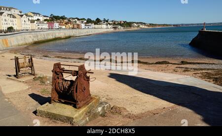 Parte del nuovo muro di mare di Dawlish, guardando verso la stazione ferroviaria da Boat Cove. Foto Stock