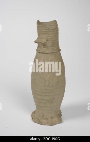 Caraffa, Anonimo, 15 ° secolo, Generale: 10.4 x 8.4 x 6 cm 104 x 84 x 60mm, piccola barattina Jacoba di gres grey non smaltato. La caraffa ha un corpo cilindrico allungato, leggermente appiattito, con un orecchio in piedi e un bordo del piede schiacciato. Il corpo è coperto da anelli rotanti fini, 1975 Foto Stock