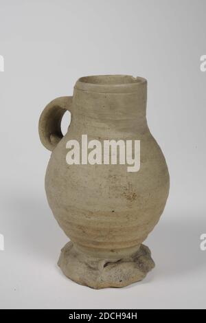 Caraffa, Anonimo, 16 ° secolo, al forno, Generale: 14.8 x 11 x 9.3cm 148 x 110 x 93mm, brocca di birra di grigio, gres gres non lazed ,. Il collo corto, che passa nell'addome senza scarico, ha un bordo stretto per mezzo di una scanalatura leggera. Il pulis coperto da anelli rotanti poco profondi. Con orecchio a C e pancia arrotondata a coste. La caraffa poggia su un anello ondulato a forma di dita abbastanza largo, 1890 Foto Stock