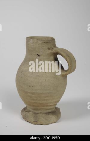 Caraffa, Anonimo, 16 ° secolo, al forno, Generale: 14.8 x 11 x 9.3cm 148 x 110 x 93mm, brocca di birra di grigio, gres gres non lazed ,. Il collo corto, che passa nell'addome senza scarico, ha un bordo stretto per mezzo di una scanalatura leggera. Il pulis coperto da anelli rotanti poco profondi. Con orecchio a C e pancia arrotondata a coste. La caraffa poggia su un anello ondulato a forma di dita abbastanza largo, 1890 Foto Stock