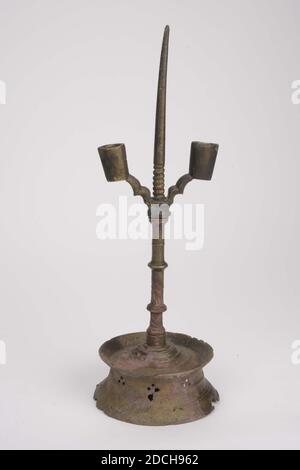 Candelabrum, Anonimo, c.. 1450, Generale: 43 x 14,8 cm 430 x 148 mm, Candelabra di rame fuso e ritorto, composto da quattro parti. Il piedistallo con vassoio antigoccia decorato con profili e con un tripode di apertura ornamento otto volte. L'albero pieno è montato su un'elevazione al centro. Questo è realizzato in una barra di rame e decorato con tre bottoni. Il perno montato sull'albero ha una filettatura a vite e un fissaggio a due bracci con un portacandele ovale su ciascuna estremità, 1982 Foto Stock