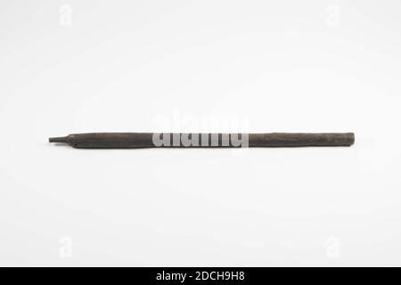 Cannone, Anonimo, XVI secolo, forgiato, dimensioni catalogo: Lunghezza totale 113.0 cm; calibro 2,35 cm, Generale: 113,2 x 5,3cm 1132 x 53mm, piccolo cannone in ferro battuto. La culatta e circa 18 cm dalla bocca sono ottagonali, la parte intermedia è rotonda. Dietro la culatta si trova il pezzo di coda spezzata, di sezione trasversale rotonda e di circa 7 cm di lunghezza. Il foro solare situato nel piano superiore ha un diametro di 5.2 mm. Si dice che questa arma sia stata usata per la difesa dei bastioni, 1883 Foto Stock