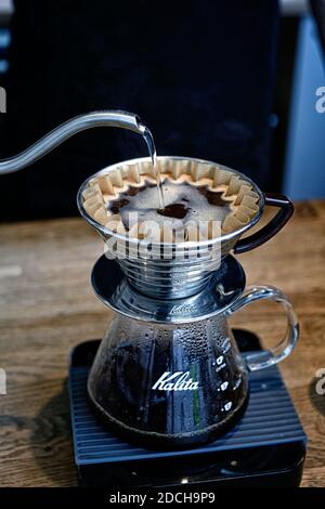 Realizzazione di infuso di caffè dal filtro per la cottura a vapore in stile di gocciolamento. Foto Stock