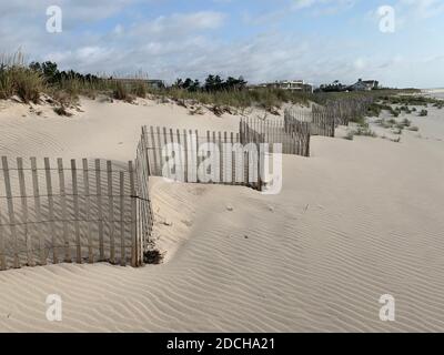 Studio della duna di sabbia increspata con recinzione in legno a zig zag Foto Stock