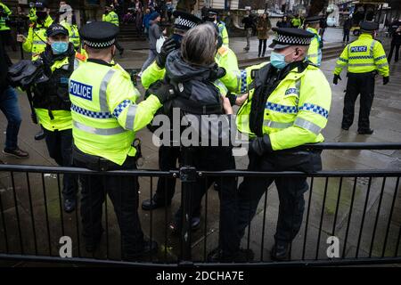 Liverpool, Regno Unito. 21 Nov 2020. Un uomo è detenuto dalla polizia, durante una marcia anti-blocco. Il movimento StandUpX organizza proteste sotto la bandiera ÔMarch for Freedom, Save our CityÕ. Credit: Andy Barton/Alamy Live News Foto Stock