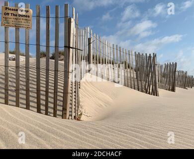 Studio della duna di sabbia increspata con recinzione in legno a zig zag Foto Stock