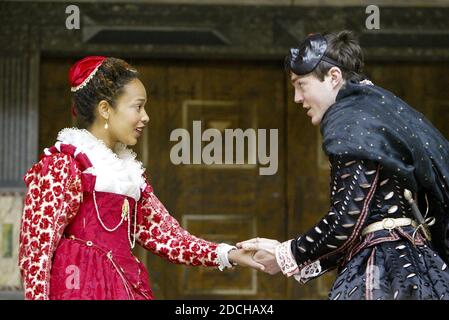 Kananu Kirimi (Juliet), Tom Burke (Romeo) in ROMEO E JULIET di Shakespeare al Globe di Shakespeare, Londra SE1 19/05/2004 design: Jenny Tiramani music: Claire van Kampen director ('Master of Play') Tim Carroll Foto Stock