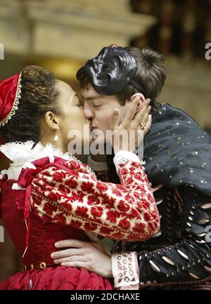 Kananu Kirimi (Juliet), Tom Burke (Romeo) in ROMEO E JULIET di Shakespeare al Globe di Shakespeare, Londra SE1 19/05/2004 design: Jenny Tiramani music: Claire van Kampen director ('Master of Play') Tim Carroll Foto Stock