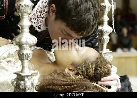 Nella tomba, Romeo ruba un bacio finale: Tom Burke (Romeo), Kananu Kirimi (Juliet) a ROMEO E JULIET di Shakespeare al Globe di Shakespeare, Londra SE1 19/05/2004 design: Jenny Tiramani music: Claire van Kampen director ('Master of Play') Tim Carroll Foto Stock