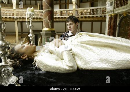 Juliet ha smesso nella tomba: Kananu Kirimi (Juliet), Tom Burke (Romeo) a ROMEO E JULIET di Shakespeare al Globe di Shakespeare, Londra SE1 19/05/2004 design: Jenny Tiramani music: Claire van Kampen director ('Master of Play') Tim Carroll Foto Stock