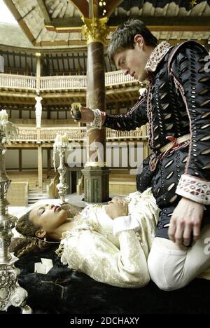 Nella tomba, Romeo si prepara a prendere veleno: Kananu Kirimi (Juliet), Tom Burke (Romeo) a ROMEO E JULIET di Shakespeare al Globe di Shakespeare, Londra SE1 19/05/2004 design: Jenny Tiramani music: Claire van Kampen director ('Master of Play') Tim Carroll Foto Stock