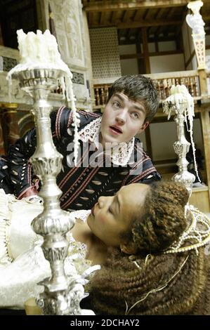 Juliet ha smesso nella tomba: Tom Burke (Romeo), Kananu Kirimi (Juliet) a ROMEO E JULIET di Shakespeare al Globe di Shakespeare, Londra SE1 19/05/2004 design: Jenny Tiramani music: Claire van Kampen director ('Master of Play') Tim Carroll Foto Stock