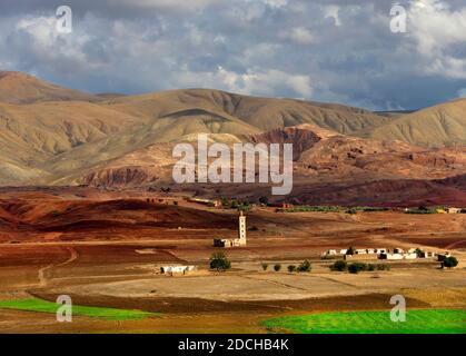 Villaggio nelle montagne dell'Atlante, Marocco, Africa Foto Stock