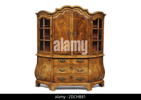 Anonimo, 18 ° secolo, vetro, noce, quercia, ottone, Generale: 69.6 x 61.7 x 19.4cm 696 x 617 x 194mm, cabinet in miniatura olandese di quercia impiallacciato con noce di burr. L'armadio ha angoli ricurvi e una parte superiore curva. Nel telaio due cassetti completi e due semiscatori con chiave in ottone e due maniglie. Il telaio superiore presenta una doppia serie di porte nella parte anteriore, una serie è chiusa e la seconda serie è realizzata in vetro. Dietro queste tre tavole intere e una mezza, e tre cassetti separati. Sotto i due cassetti sugli angoli è presente un cassetto segreto, che può essere estratto con un nastro verde. Su entrambi gli angoli a Foto Stock