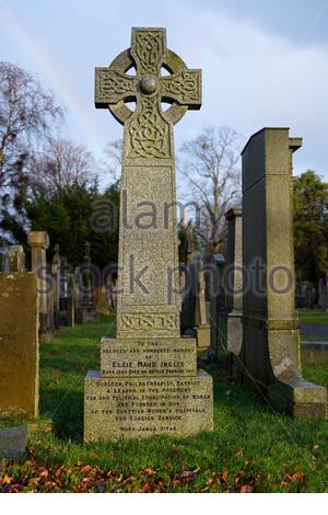 Elsie Inglis, 1864 – 1917, tomba nel cimitero di Dean, dottore, insegnante e fondatore degli ospedali scozzesi per le donne, Edimburgo. Arcobaleno nel cielo. Foto Stock