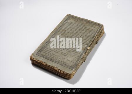 Libro, 1823, carta, inchiostro, Generale: 17 x 10 x 2.4cm (170 x 100 x 24mm), libro intitolato Nieuw Burger Keukenboek, pubblicato da J. Hendriksen. Il libro, che è legato, non contiene una copertina sulla parte anteriore; sul retro è la copertina Bij den Drukker e il libraio J. Hendriksen, a Rotterdam, con alcuni titoli disponibili. Sulla pagina del titolo è scritto Van Bemmelen. Sulla pagina del titolo è Nieuw Burger Keukenboek; contenente le norme per la preparazione di zuppe, carne, pesce, verdure, prodotti da forno, marmellate, piatti a base di latte, ecc., come sono generalmente preparati in casa nel nostro paese. Terzo Foto Stock