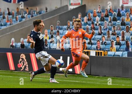 LONDRA, INGHILTERRA. 21 NOVEMBRE Joe Bennett di Cardiff combatte per possesso con Ryan Leonard di Millwall durante la partita del campionato Sky Bet tra Millwall e Cardiff City al Den, Londra, sabato 21 novembre 2020. (Credit: Ivan Yordanov | MI News) Credit: MI News & Sport /Alamy Live News Foto Stock