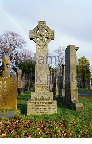 Elsie Inglis, 1864 – 1917, tomba nel cimitero di Dean, dottore, insegnante e fondatore degli ospedali scozzesi per le donne, Edimburgo. Arcobaleno nel cielo. Foto Stock