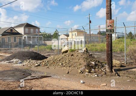 rifiuti scaricati su strada con ironico nessun segno di dumping New Orleans, Louisiana Foto Stock