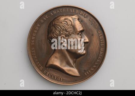 Medaglia, David van der Kellen II, 1863, coniate, Generale: 5 x 0,5 cm (50 x 5 mm), peso: 65,6 g, ritratto dell'uomo, medaglia di bronzo nell'ottantesimo anniversario di J.M. Giornale (1783-1866). Schrant era professore di filosofia e di letteratura. Sulla parte anteriore è un ritratto e profilo a destra con la didascalia: JOANNES MATTHIAS SCHRANT NAT. AMSTELLAED. DIE XXIV MARTII MDCCXXXIII. Sul retro un'iscrizione a quattro righe con: PROPINQVIS ET / AMICIS OCTOGENARIVS .. Circondato da una corona di foglie con un arco in fondo, 1888 Foto Stock