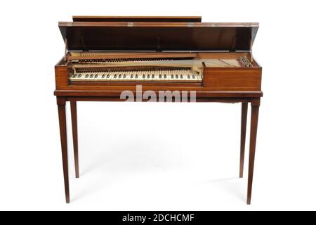 Piano, Anonimo, ultimo quarto del 18 ° secolo, avorio, metallo, quercia, mogano, feltro, incollato, piano da tavolo piccolo su gambe snella. Le chiavi sono sotto un'aletta stretta e le corde sono montate orizzontalmente per tutta la larghezza, simile a un pianoforte a coda. La capote può essere aperta completamente con due supporti. La tastiera ha tasti in avorio e si estende su quattro ottave e mezzo. A destra di questa parte di valvola allentata sotto la quale si trovano le corde più lunghe. A sinistra una scatola stretta con un'asta di ferro che funge da pedale. Le gambe sono quadrate e rastremate. La cassa è incollata con mogano ed ha una stretta Foto Stock