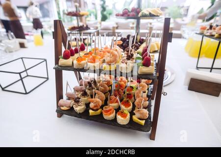 Diversi spuntini leggeri sul vassoio al tavolo per il matrimonio festa Foto Stock