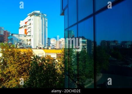 La città di Tirana riflessione nella vetrina del centro commerciale . Città capitale dell'Albania Foto Stock