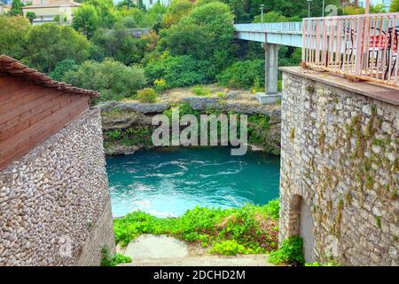 Fiume Neretva e ponte a Mostar dalla Bosnia Erzegovina Foto Stock