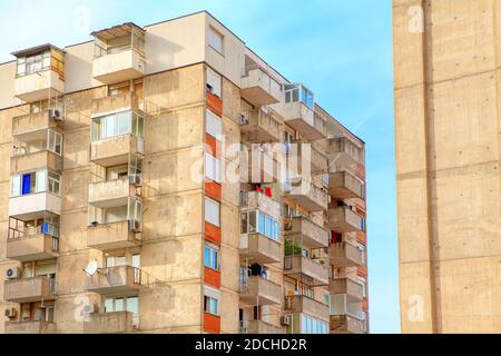 Edificio del Modernismo sovietico. Casa residenziale con balcone Foto Stock