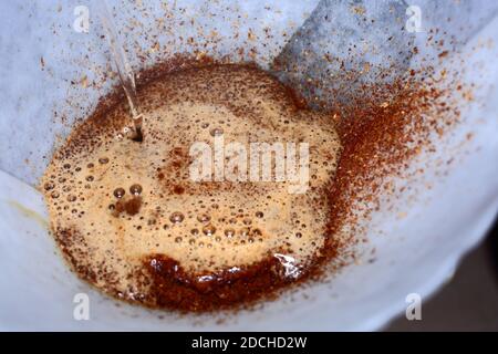 Gran Bretagna / Inghilterra / Londra /stile caffè /acqua bollente su caffè appena macinato. Foto Stock