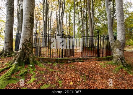 Immagine di un cimitero privato in faggeta, vicino a Dundonnell a Wester Ross, Scozia. Foto Stock