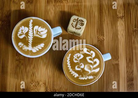 Latte art dice e latte art su tavola in legno Foto Stock
