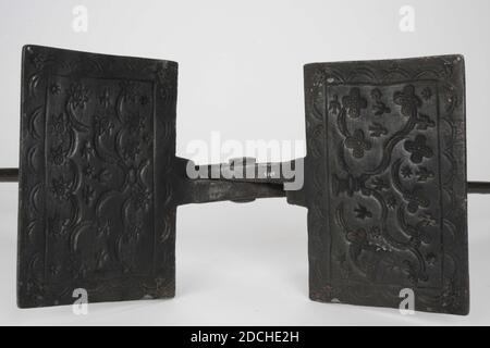 Waffle ferro, Anonimo, 18 ° secolo, Generale: 70.7 x 16.5 x 11,8 cm (707 x 165 x 118 mm), fiore, waffle ferro costituito da due piatti rettangolari che sono incernierati insieme. Entrambe le piastre hanno uno stelo lungo che termina con una piccola sfera su entrambe le estremità. Le piastre sono decorate all'interno con una decorazione floreale, 1889 Foto Stock