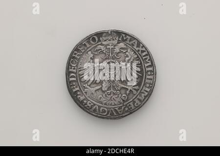 Moneta (mezzo di scambio), Anonimo, 1568, coniato, Generale: 4.1 x 0.2cm (41 x 2mm), peso: 28.4g, aquila, stemma (segno), argenteo Impero Thaler dell'imperatore Massimiliano II di Nijmegen, coniato nel 1568. Sull'ossetto si trova uno stemma coronato con un'aquila a doppia testa, con due leoni come portamarmi. Sotto l'anno 1568, e la didascalia: NOVIOLATIS IMPERIALIS. Al contrario, la stessa aquila a due teste, con l'iscrizione MAXI.II.IMPE.AVGVS.P.F.DECRETO, 1926 Foto Stock