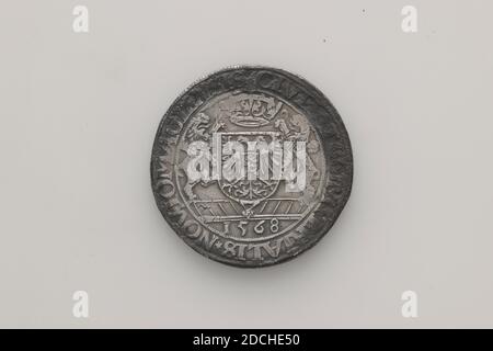Moneta (mezzo di scambio), Anonimo, 1568, coniato, Generale: 4.1 x 0.2cm (41 x 2mm), peso: 28.4g, aquila, stemma (segno), argenteo Impero Thaler dell'imperatore Massimiliano II di Nijmegen, coniato nel 1568. Sull'ossetto si trova uno stemma coronato con un'aquila a doppia testa, con due leoni come portamarmi. Sotto l'anno 1568, e la didascalia: NOVIOLATIS IMPERIALIS. Al contrario, la stessa aquila a due teste, con l'iscrizione MAXI.II.IMPE.AVGVS.P.F.DECRETO, 1926 Foto Stock