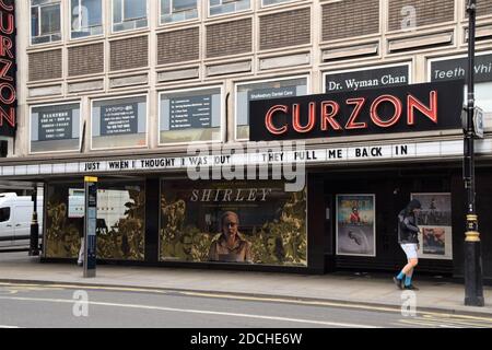 Un uomo cammina oltre il cinema chiuso Curzon su Shaftesbury Avenue, Londra, con un marchese di Godfather-referencing, durante il secondo blocco nazionale del coronavirus in Inghilterra. Foto Stock