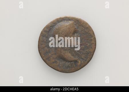 Moneta (mezzo di scambio), Anonimo, circa 72, coniata, Generale: 2.7 x 0.2cm (27 x 2mm), peso: 7.8g, moneta romana di rame dell'Imperatore Vespasiano. Sull'ossetto il busto dell'Imperatore Vespasiano, usato a destra. Con una didascalia illeggibile. Al contrario un'immagine vaga di un Rom seduto con una corona e parazonio, busto, mitologia Foto Stock