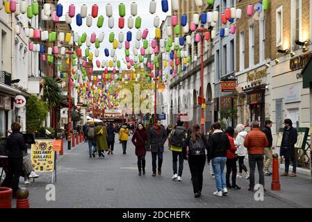 Chinatown, Londra, Regno Unito. 21 Nov 2020. Lockdown 2: Gente fuori e circa a Londra. Credit: Matthew Chpicle/Alamy Live News Foto Stock