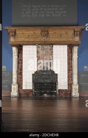 Mantelpiece, Anonimo, 17 ° secolo, quercia, arenaria, Generale: 244 × 282 × 83cm (2440 × 2820 × 830mm), angelo, leone, Mantel composto da due semipulette in arenaria intagliata dell'ordine ionico su basi di ditto. Sulla colonna è presente una cartouche in stile lavoro a fascia e a spirale (Vredeman de Vries) in cui è incorporato un ciottolato. Sulla base è raffigurata la testa di un leone. Le console riccamente realizzate hanno una testa di leone sul davanti. La pietra arenaria può essere stata dipinta. La cappa a camino in quercia è costituita da un telaio principale semplificato. Nella parte anteriore sono presenti due pannelli con pannelli che sono delimitati da tre console con Foto Stock