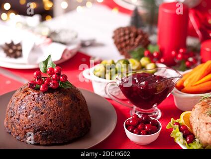 Tavolo servito per la cena di Natale. Tradizionale festeggiando la vacanza Foto Stock