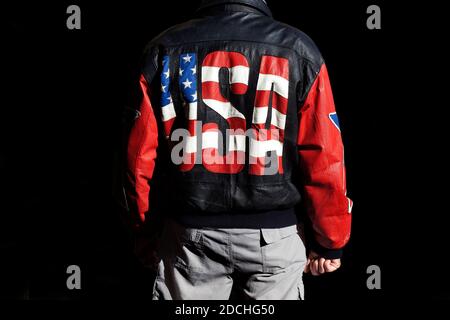 Uomo anziano che indossa una giacca in pelle con la cucitura U.S.A sul retro, Barcellona, Spagna. Foto Stock